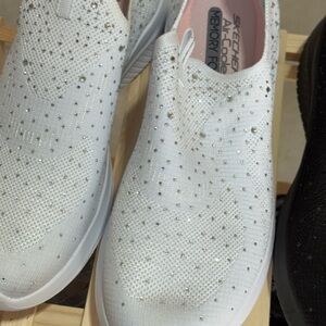 Skechers White Sneakers Comfortable Stylish Design